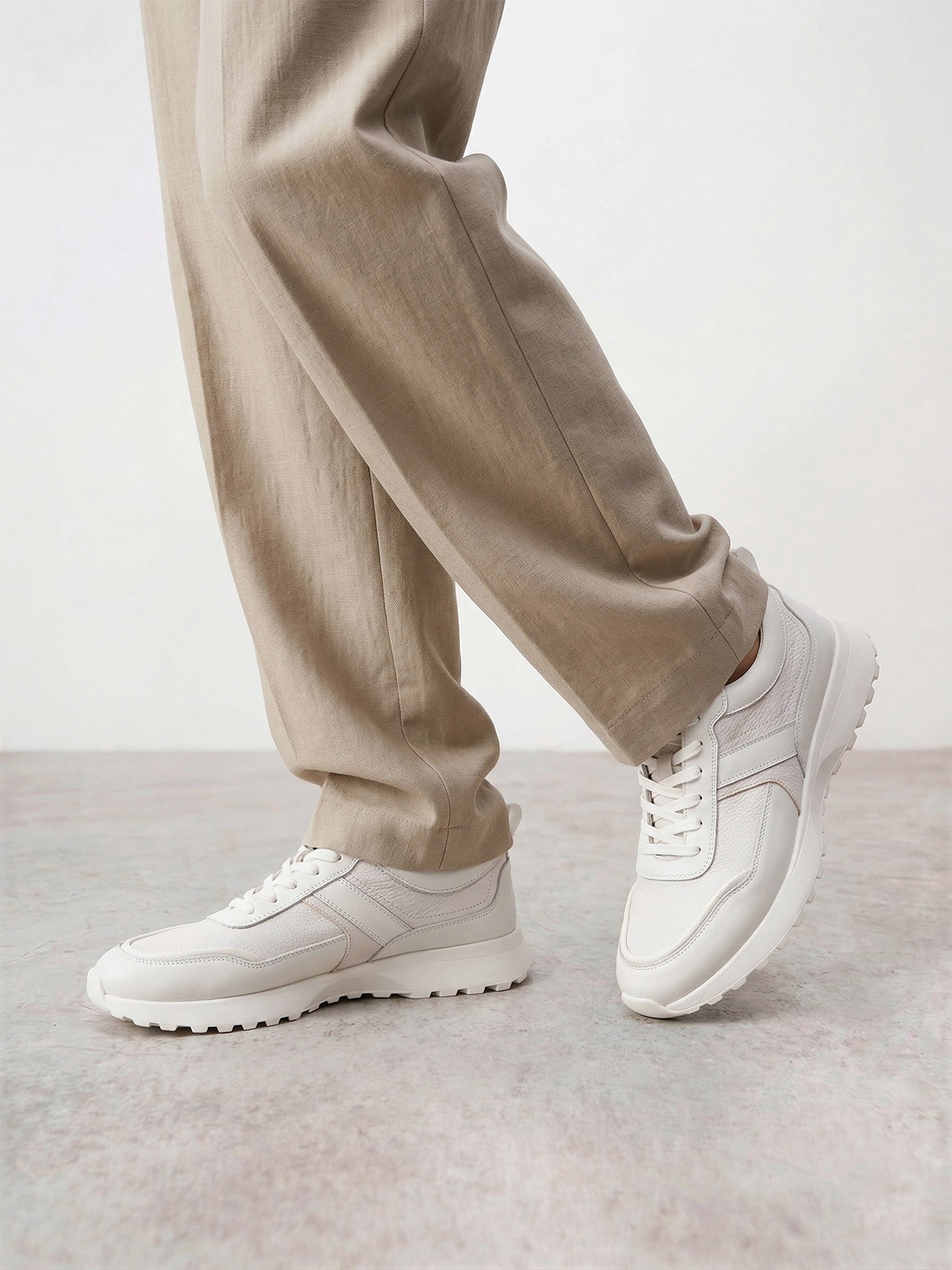 Кроссовки белого цвета на средней подошве